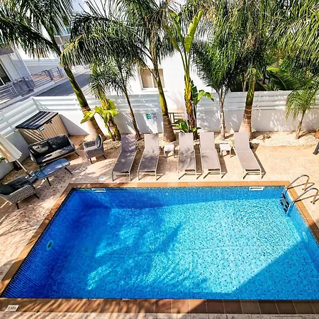 Garden Villa *